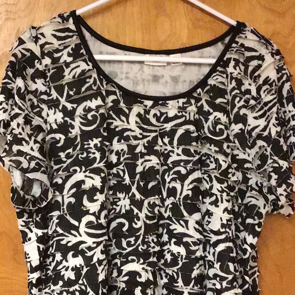 CATO women's ruffled top sz 18/20  black and white
